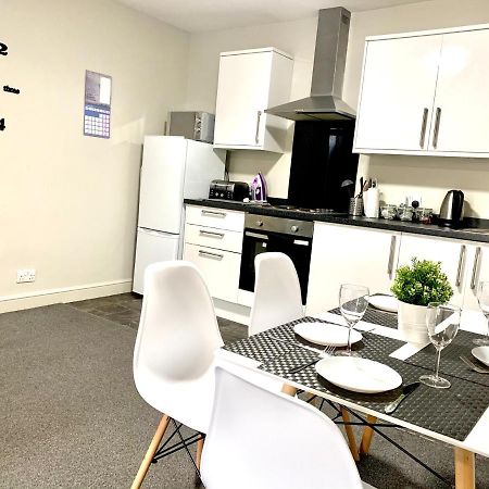 Free, Large Car Park Apartment 웨이크필드 외부 사진
