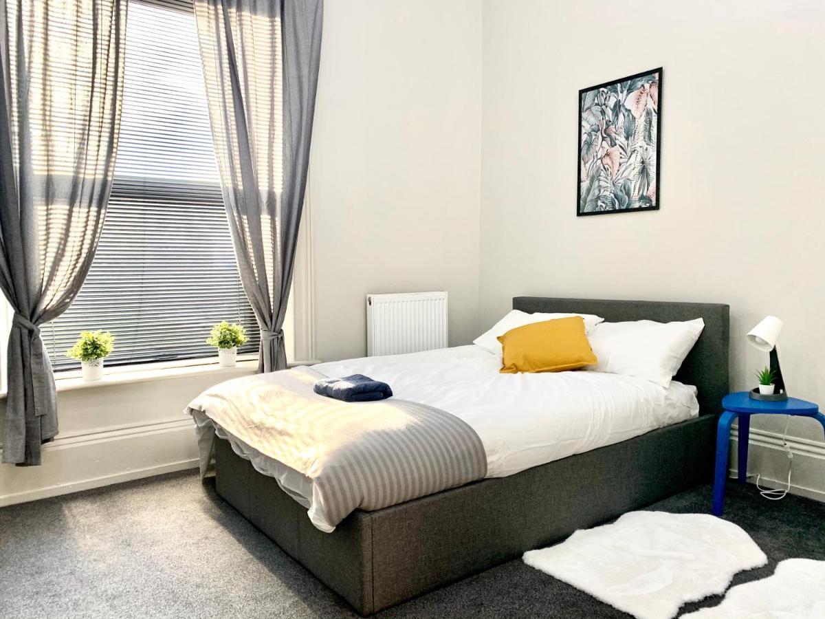 Free, Large Car Park Apartment 웨이크필드 외부 사진