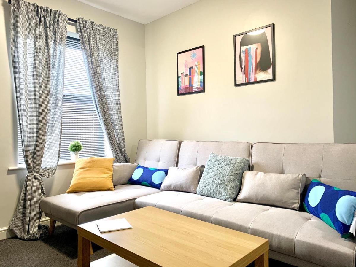 Free, Large Car Park Apartment 웨이크필드 외부 사진