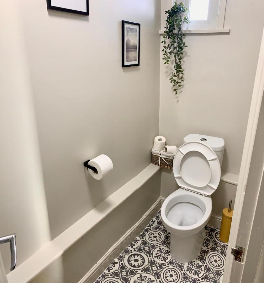 Free, Large Car Park Apartment 웨이크필드 외부 사진